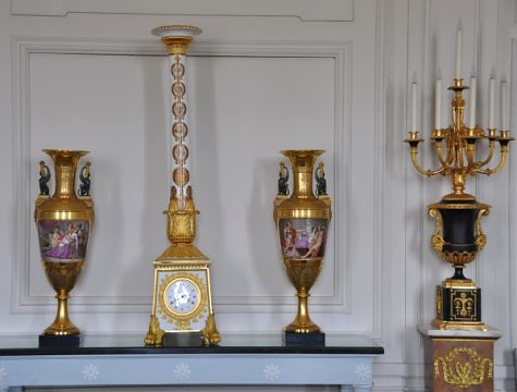 Pendule-colonne et vases