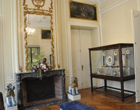 Salle du premier étage avec lions de faïence et vitrines  de faïences de Rouen