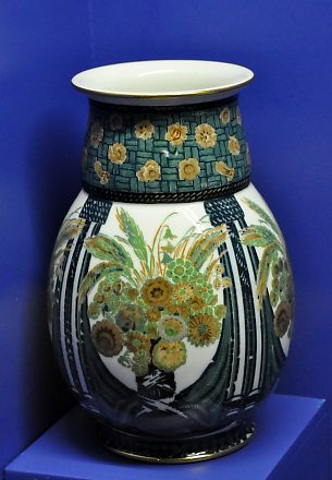 Vase Auber n 31 à décor fleuri.