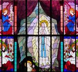 Vitrail de l'Apparition de la Vierge à Bernadette Soubirous, détail