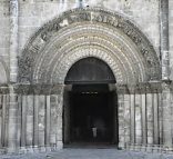 Le portail roman de la prieurale Saint-Léger