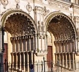 Vue partielle du portail gothique et Renaissance de l'église Saint-Michel