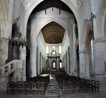La nef de la cathédrale Saint-Pierre à Saintes