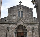 La façade romane de l'église Sainte-Madeleine à Tournus (partie inférieure tronquée)