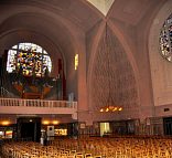 La nef et l'orgue de tribune de l'église Sainte-Jeanne d'Arc vus depuis l'absidiole droite