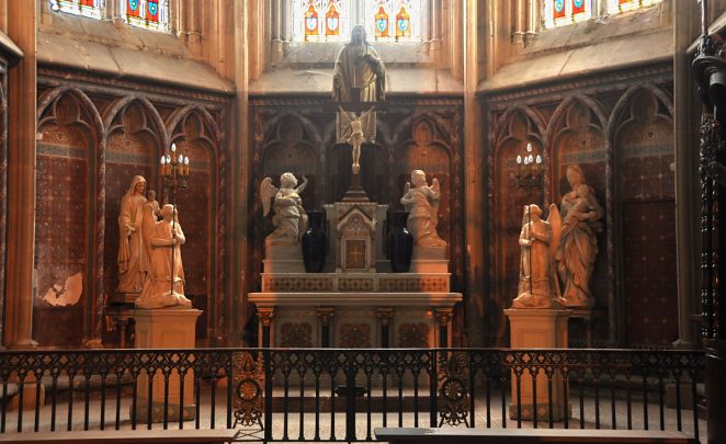 Chapelle absidiale du Saint–Sacrement : l'autel orné de nombreuses statues modernes.