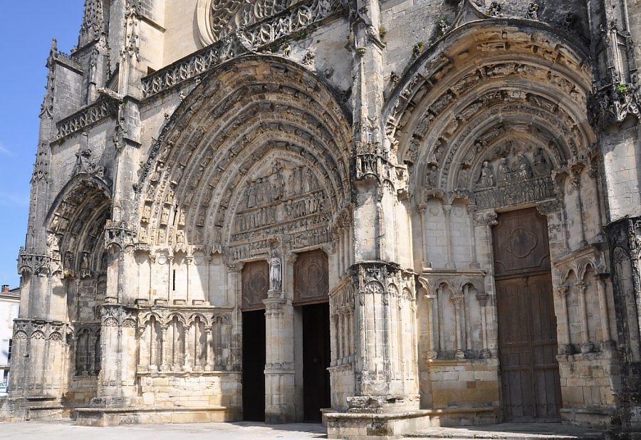Les trois portails de la cathédrale Saint–Jean–Baptiste constituent l'élément artistique principal du bâtiment