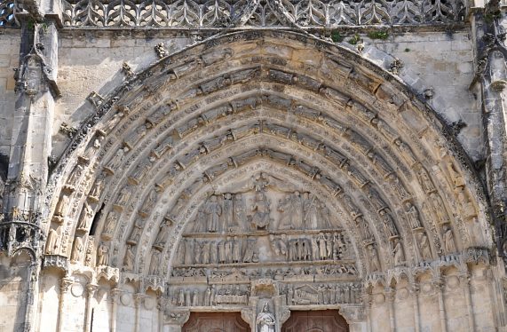 Le tympan et l'archivolte du portail central.