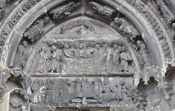 Le tympan du portail nord illustre des scènes de la vie de  saint Pierre.
