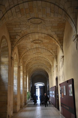 Galerie intérieure du prieuré.