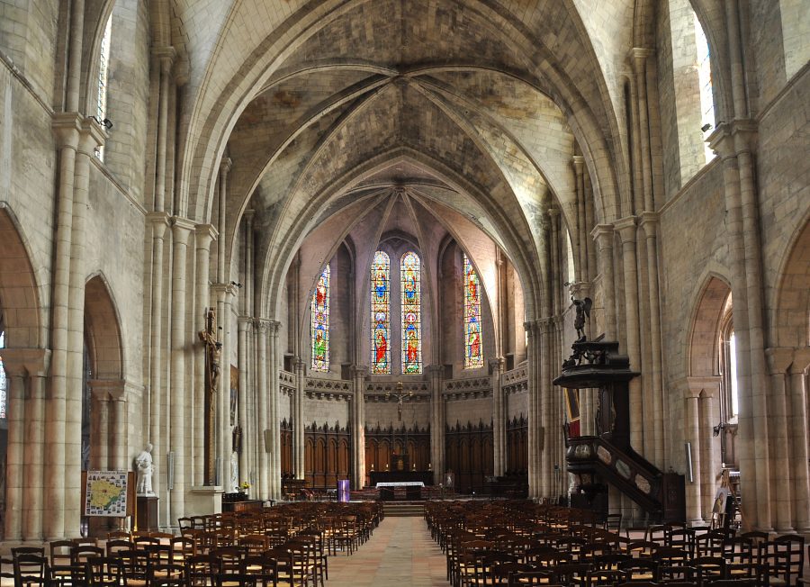 Vue d'ensemble de la nef de l'église Saint-Pierre.