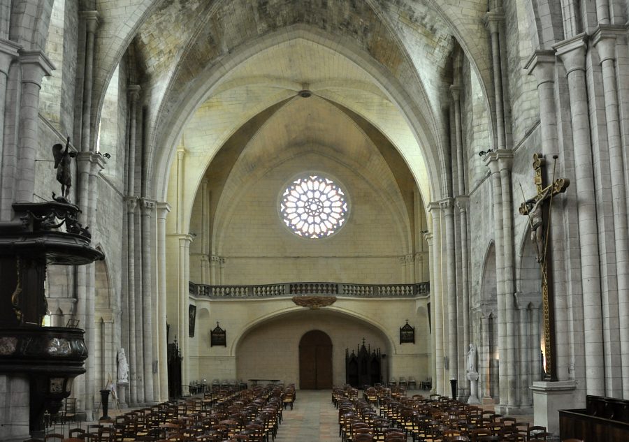 Vue de la nef depuis le chœur (avant l'installation du nouvel orgue de tribune en 2015).