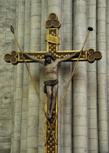 Très beau Christ en croix sur l'élévation nord.
