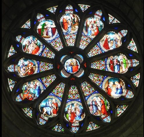 Rose avec vitrail du XIXe siècle dans le transept sud.