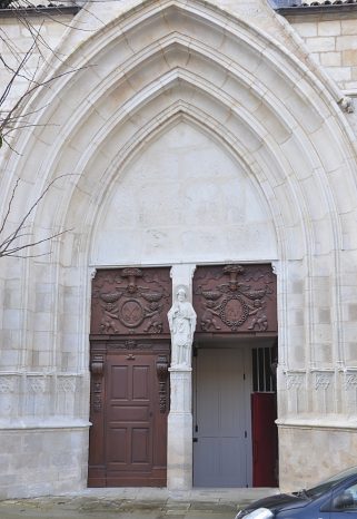 Le portail nord date du XIVe siècle.