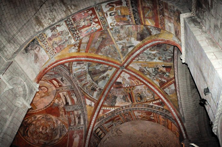 Vue d'ensemble des peintures murales dans le transept et l'abside