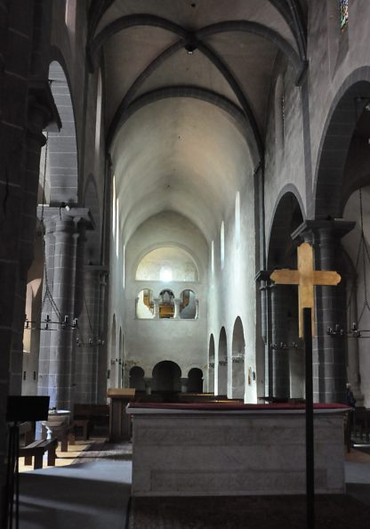 La nef et le narthex vus de derrière le maître-autel.