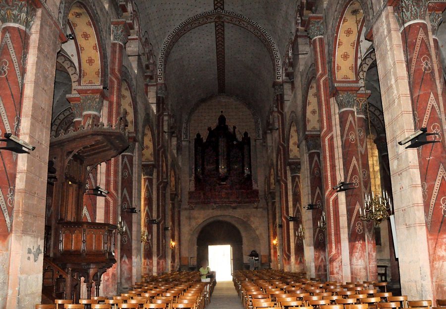 La nef et l'orgue de tribune vus depuis la croisée.