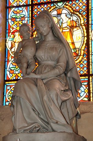 Statue de la Vierge à l'Enfant dans la chapelle axiale