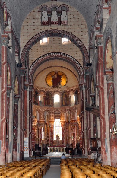 Le chœur vu depuis le milieu de l'allée centrale