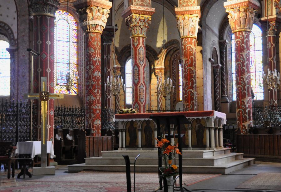 Le chœur et le maître-autel au milieu d'une féerie de couleurs