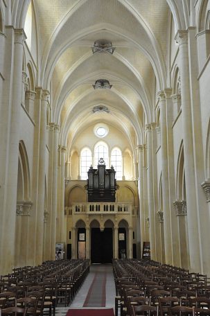 Vue d'ensemble de la nef et de l'orgue de tribune.