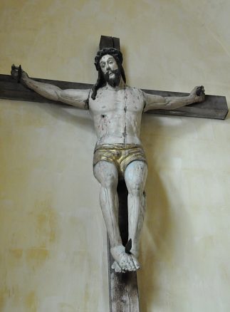 Le Christ en croix (XVIIe siècle) dans une chapelle latérale.