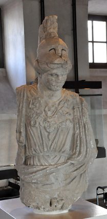 Statue de Minerve, calcaire.