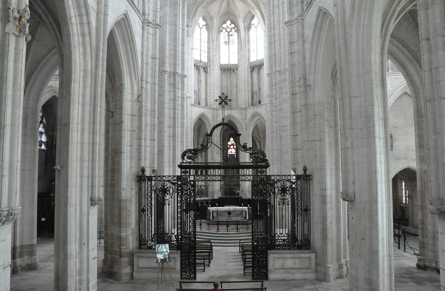 Le chœur et le déambulatoire de l'église Saint-Germain.