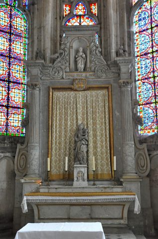 L'autel et le retable de la chapelle axiale.