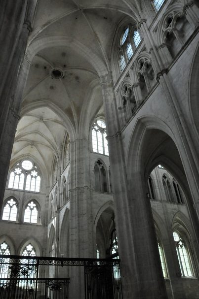 Vue d'ensemble du transept depuis le croisillon nord