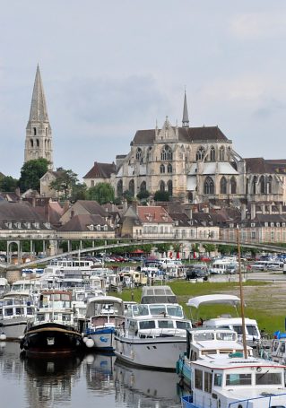 L'église Saint-Germain et la tour Saint-Jean vus depuis l'Yonne.