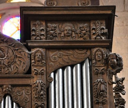 Ornementation du XVIIe siècle sur le grand buffet de l'orgue de tribune