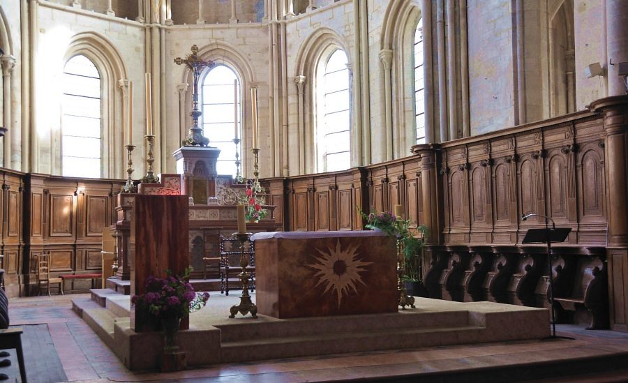 Le chœur de l'église Notre–Dame comprend douže stalles