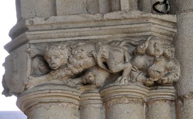 Chapiteau sous le porche : un lion tenant un écusson (XVIe siècle)
