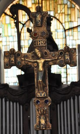 Croix ornée d'émaux dans le chœur