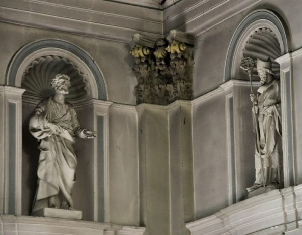 Statues dans la nef