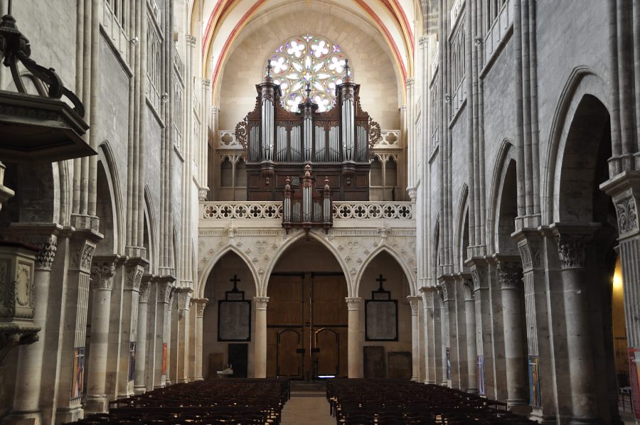 Le nef et la façade vues du chœur