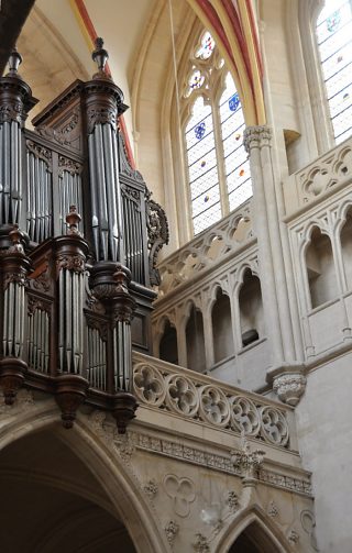 L'orgue de tribune dans son décor architectural très géométrique