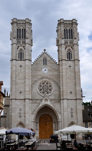 La façade de la cathédrale Saint-Vincent