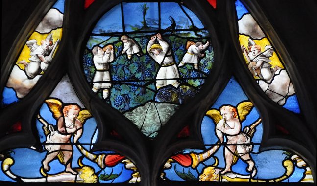 Tympan du vitrail de la baie 9 : putti et vignerons (vers 1530).