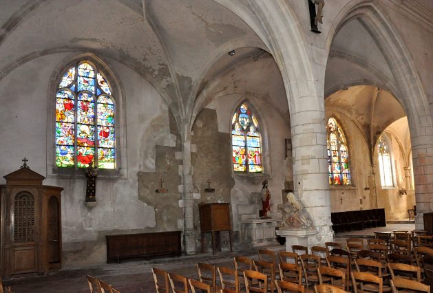 Le bas–côté nord vu de l'entrée, avec ses vitraux Renaissance restaurés