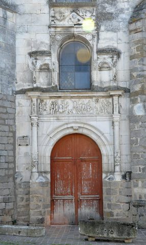 Le portail de la tour nord est de style Renaissance.