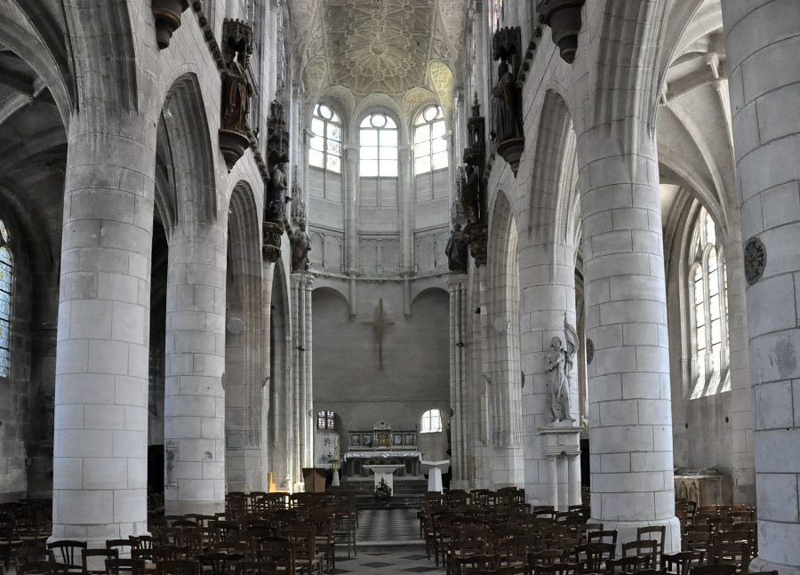 La nef et le chœur de l'église Saint-Jean de Joigny.