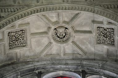 Le décor de Jean Chéreau dans l'intrados d'une voûte en pénétration.