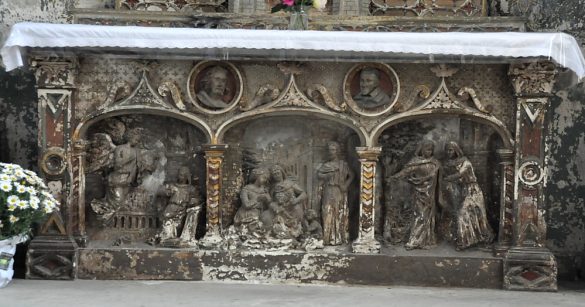 Le soubassement de l'autel de la chapelle axiale : Annonciation et Visitation encadrent une Nativité.