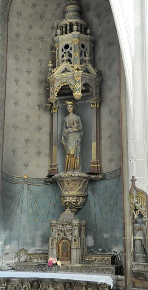 Ornementation XIXe siècle dans la chapelle axiale.
