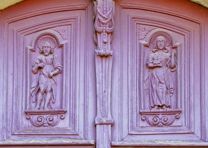 Bas-reliefs sur le fronton de la porte de l'église  (époque inconnue).