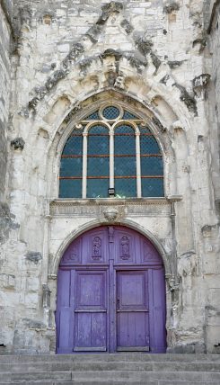 Le portail gothique de la façade est à l'état  de ruine.
