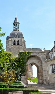 La porte Saint-Jean et le clocher de l'église.